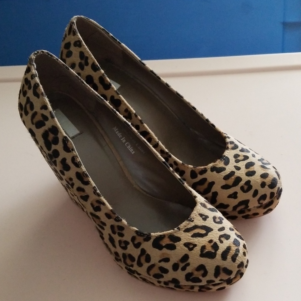 Cooperative platform leopard heels